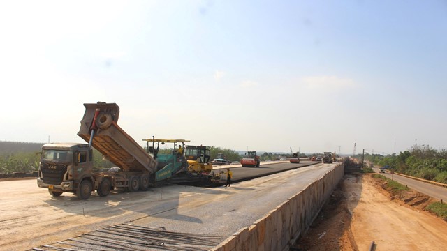 Thứ trưởng Nguyễn Tường Văn: Thông tuyến cao tốc Vạn Ninh - Cam Lộ trước 30/6