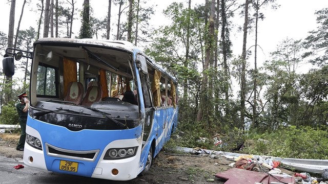 Tai nạn giao thông mới nhất 26/4/2024: lật xe khách ở Tam Đảo, 3 người tử vong