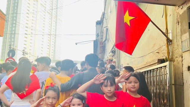 Hàng triệu người dân phấn khích xem màn diễu binh, diễu hành A80