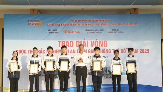 Trao giải vòng Cuộc thi trắc nghiệm "Vì An toàn giao thông Thủ đô trên Internet" năm 2025