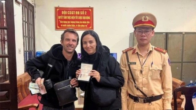 2 du khách người Pháp được CSGT hỗ trợ tìm đồ bị bỏ quên trên xe khách 