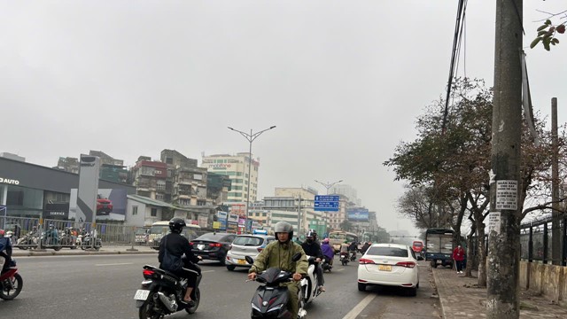 Công an Hà Nội quyết liệt ngăn chặn xe máy đi ngược chiều