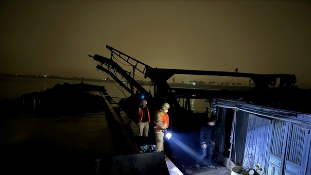 Bắt giữ tàu khai thác cát trái phép trên sông Hồng