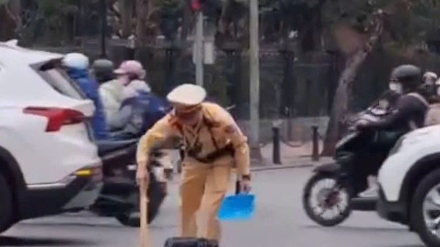 CSGT Hà Nội cặm cụi quét kính vỡ trên đường 