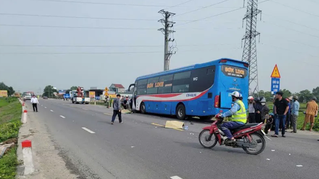2 người đàn ông bị cuốn vào gầm xe khách tử vong