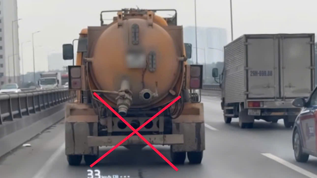 Phạt tài xế chở chất thải làm rơi vãi xuống đường Vành đai 3