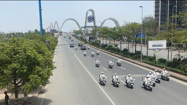 Đoàn xe chở Tổng Bí thư, Chủ tịch nước Trung Quốc Tập Cận Bình di chuyển trên đường phố Hà Nội