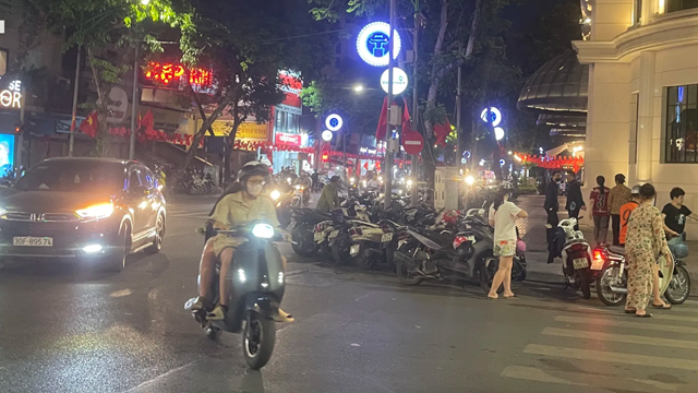 Cần xử lý nghiêm tình trạng “chặt chém” phí trông giữ phương tiện trên phố đi bộ