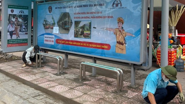 Hà Nội ra quân chỉnh trang hệ thống nhà chờ xe buýt