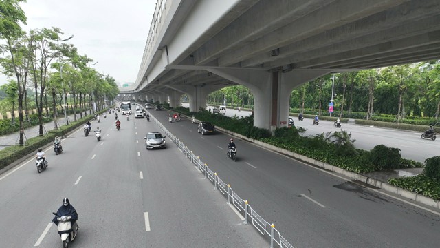 Người dân di chuyển thế nào trên đường Võ Chí Công và Phạm Văn Đồng?