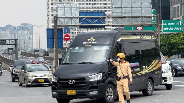 CSGT Hà Nội ra quân cao điểm xử lý vi phạm xe kinh doanh vận tải