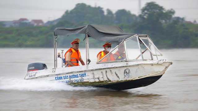 Tăng cường kiểm tra phương tiện kinh doanh vận tải trên sông Hồng