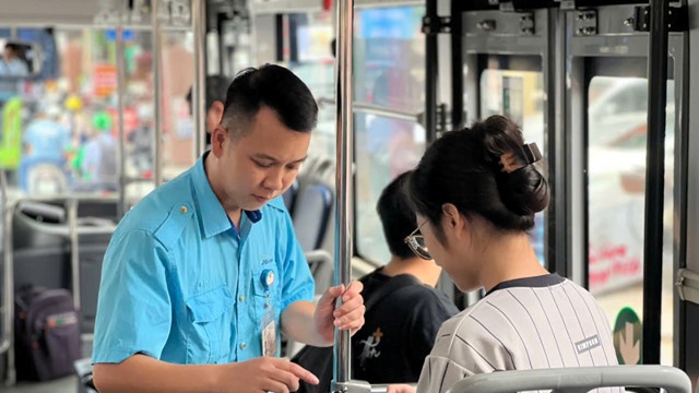 Nhân lên hình ảnh đẹp, thân thiện của xe buýt Thủ đô