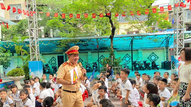 Hơn 11.000 học sinh Thủ đô được tuyên truyền Luật giao thông 