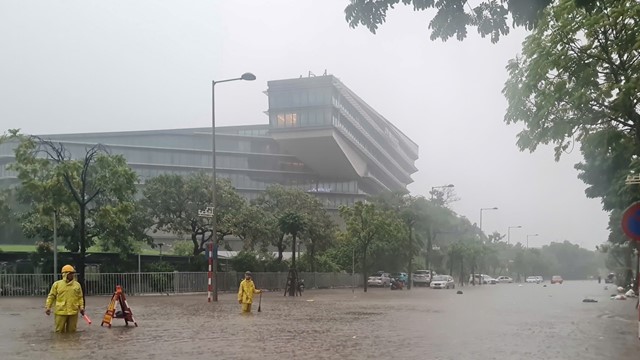 Hà Nội mưa to trắng trời kéo dài chưa dứt, nhiều tuyến phố ngập cục bộ