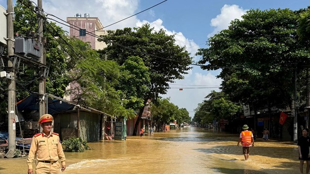 Tổ chức giao thông qua đoạn ngập úng trên quốc lộ 3