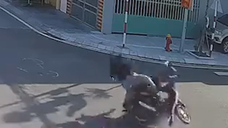 3 thanh niên không đội mũ bảo hiểm, lái xe tốc độ cao qua giao lộ gây tai nạn