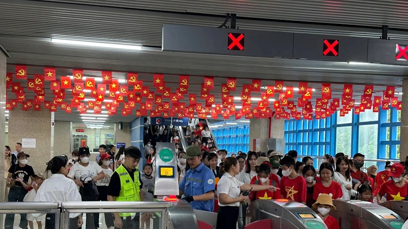 Hà Nội: Tàu điện đông nghịt hành khách đi xem hợp luyện diễu binh, diễu hành