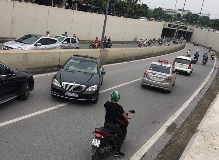 Xe Mercedes bien “ngu quy” ngang nhien di nguoc chieu trong ham Kim Lien - Hinh anh 1