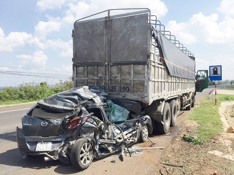 Dung xe mua ve qua tram thu phi, o to con bi xe container tong bep dum - Hinh anh 1