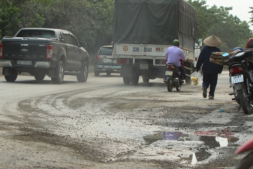 Ha Noi: Can canh nhieu tuyen quoc lo can duoc sua chua, nang cap - Hinh anh 6