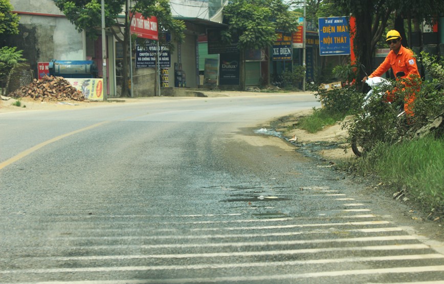 Ha Noi: Can canh nhieu tuyen quoc lo can duoc sua chua, nang cap - Hinh anh 12