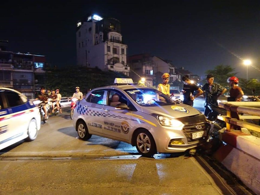 Ha Noi: Taxi dam vo thanh cau Chuong Duong  - Hinh anh 1