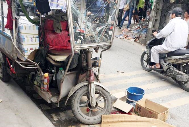 Ha Noi: Cho hang nang, xe ba banh de chet nguoi khi dang xuong doc - Hinh anh 1