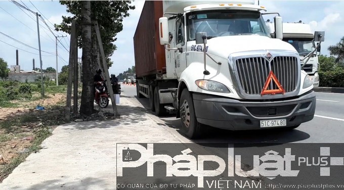 Binh Duong: Doi nam nu thuong vong sau va cham voi container - Hinh anh 2