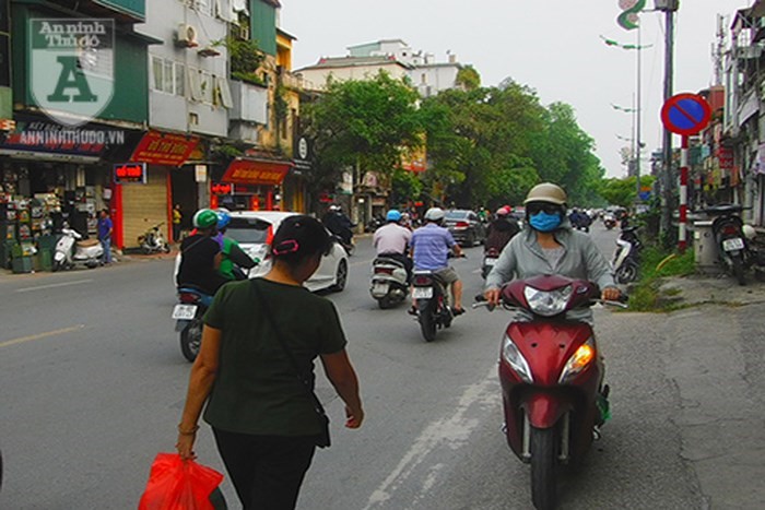 Hiem hoa chay xe nguoc chieu, lan lan duong tren duong Le Duan - Hinh anh 4