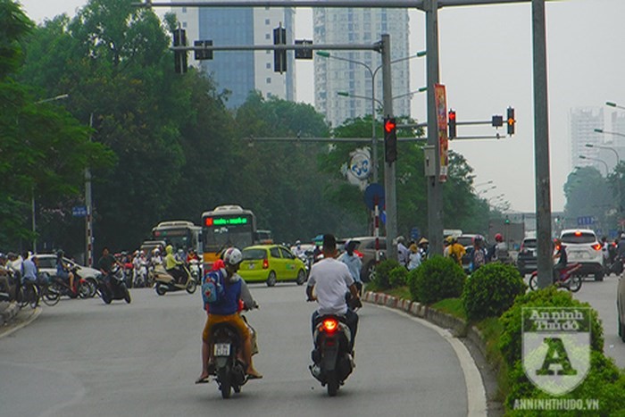 Hiem hoa chay xe nguoc chieu, lan lan duong tren duong Le Duan - Hinh anh 5