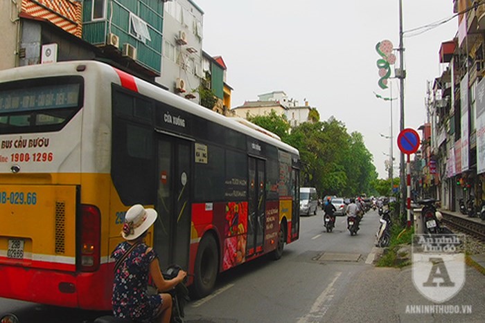 Hiem hoa chay xe nguoc chieu, lan lan duong tren duong Le Duan - Hinh anh 2