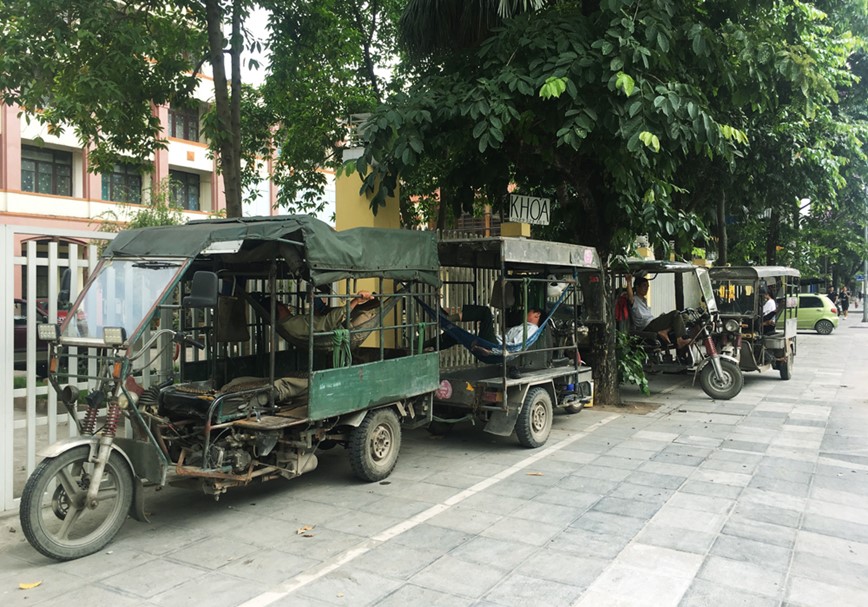 Xe ba banh gia danh thuong binh van nhon nho dao pho - Hinh anh 4