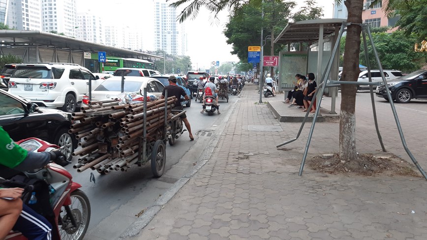 Xe ba banh gia danh thuong binh van nhon nho dao pho - Hinh anh 3