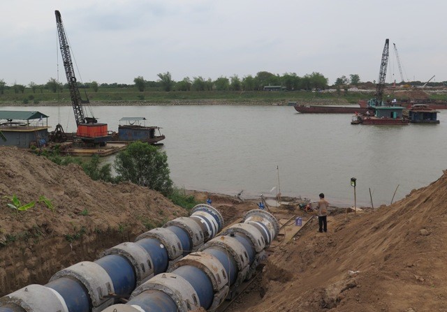 Cam tau tren song Hong qua Ha Noi trong 5 ngay de thi cong duong ong nuoc sach - Hinh anh 1