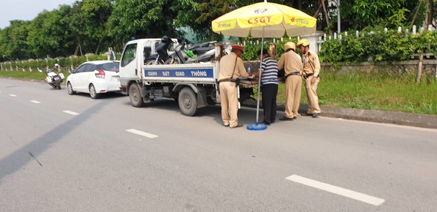 Ha Noi: Nhieu nguoi bi giu xe, phat tien ngay khi vua roi quan nhau - Hinh anh 3