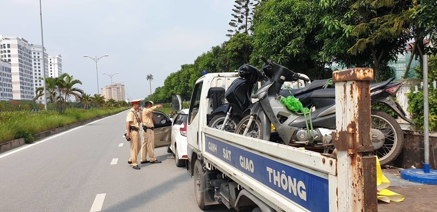 Ha Noi: Nhieu nguoi bi giu xe, phat tien ngay khi vua roi quan nhau - Hinh anh 2