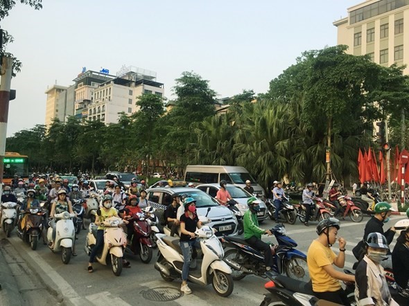 Ha Noi: “Diem mat” nhung tuyen pho sap xen mo rong mat duong - Hinh anh 1