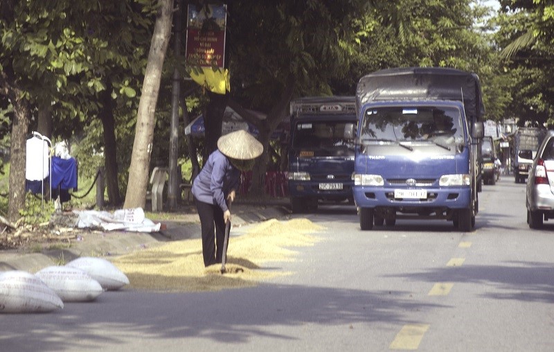 Ha Noi: Phoi thoc tren duong gay mat an toan giao thong - Hinh anh 1