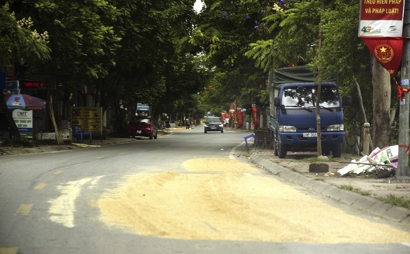 Ha Noi: Phoi thoc tren duong gay mat an toan giao thong - Hinh anh 3