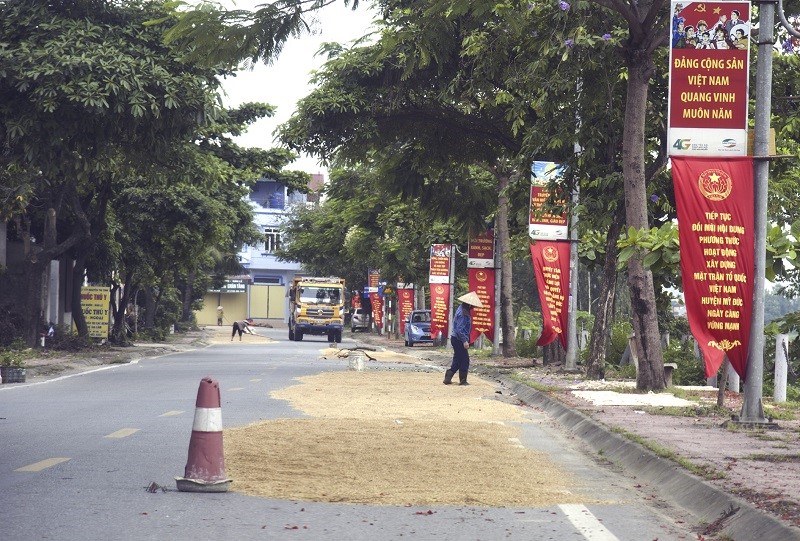 Ha Noi: Phoi thoc tren duong gay mat an toan giao thong - Hinh anh 5