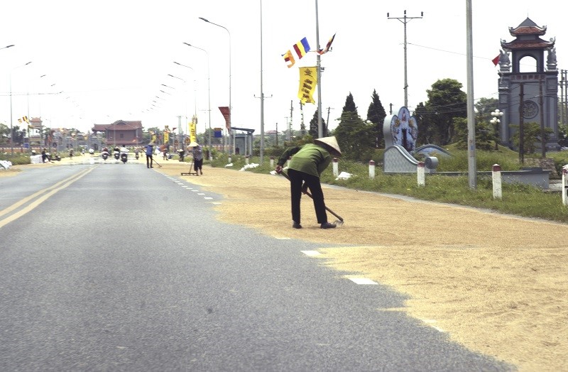 Ha Noi: Phoi thoc tren duong gay mat an toan giao thong - Hinh anh 7