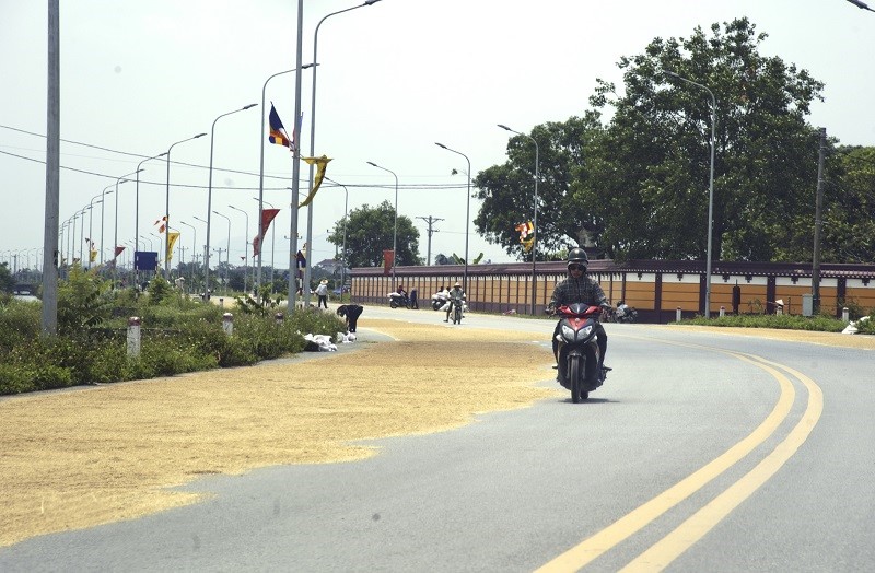 Ha Noi: Phoi thoc tren duong gay mat an toan giao thong - Hinh anh 8