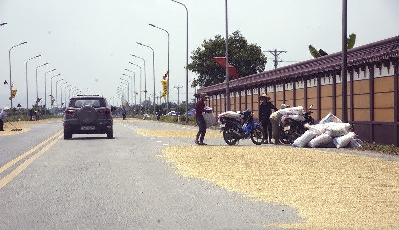 Ha Noi: Phoi thoc tren duong gay mat an toan giao thong - Hinh anh 9