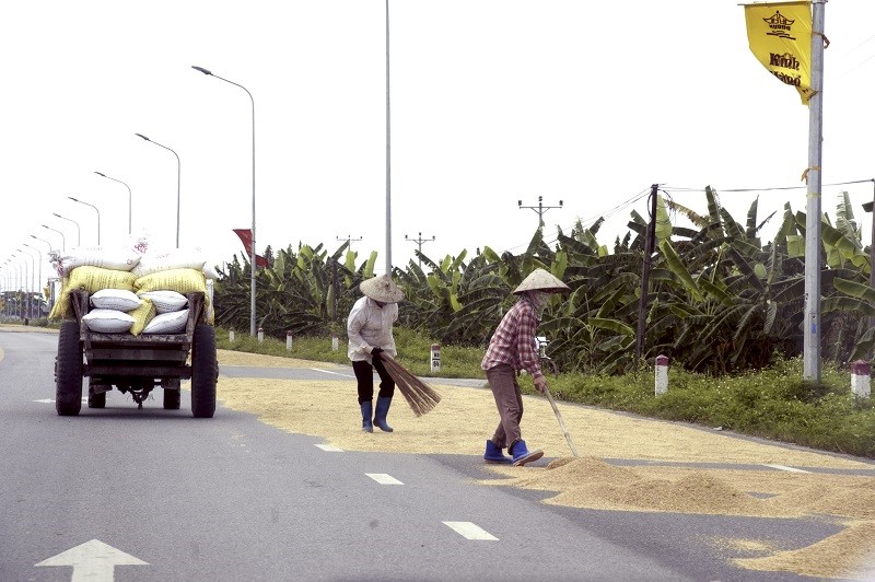 Ha Noi: Phoi thoc tren duong gay mat an toan giao thong - Hinh anh 10