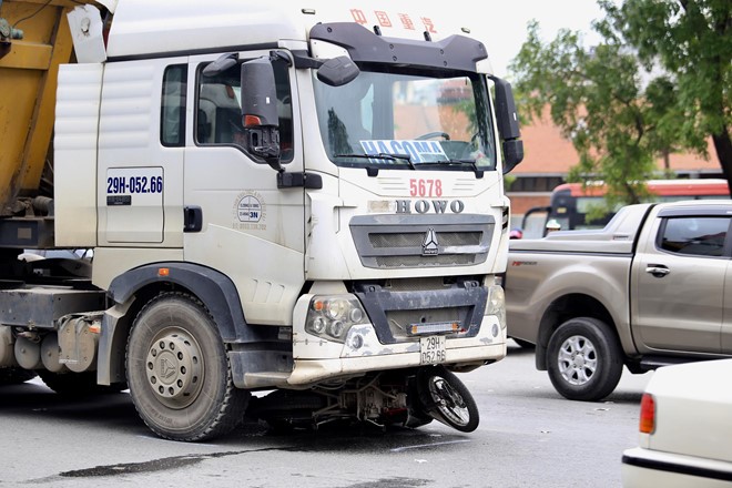 Ha Noi: O to can chet nguoi di xe may, giao thong un tac trong mua - Hinh anh 1