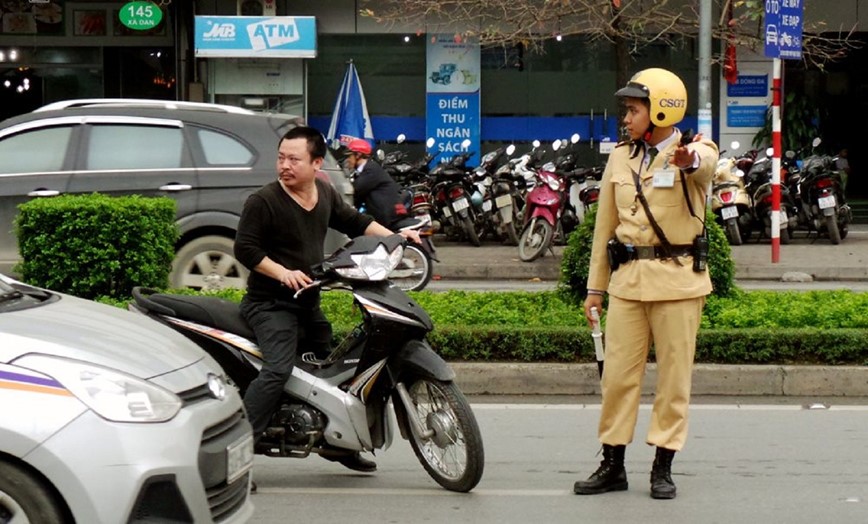 Nguoi vi pham bo chay, CSGT co duoc quyen truy duoi? - Hinh anh 1