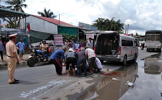  Di nhan qua tu thien, ca gia dinh bi xe tai tong thuong vong  - Hinh anh 1