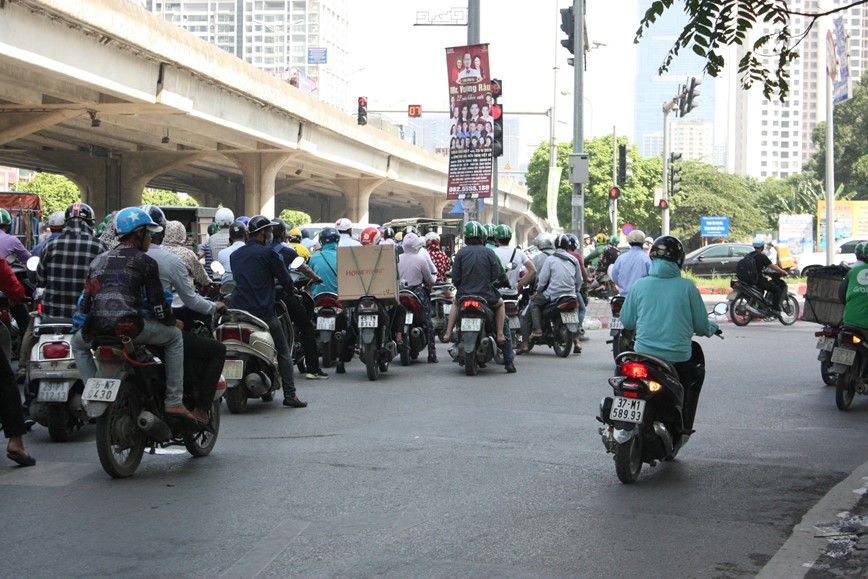 Chum anh: Muon kieu vi pham giao thong ngay nang nong - Hinh anh 4