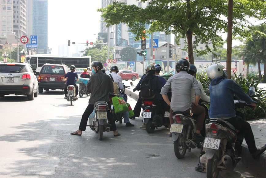 Chum anh: Muon kieu vi pham giao thong ngay nang nong - Hinh anh 5